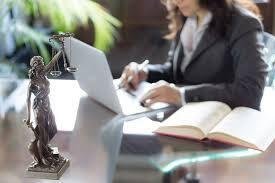Jurist vs. Advokat: Vad är Skillnaden?